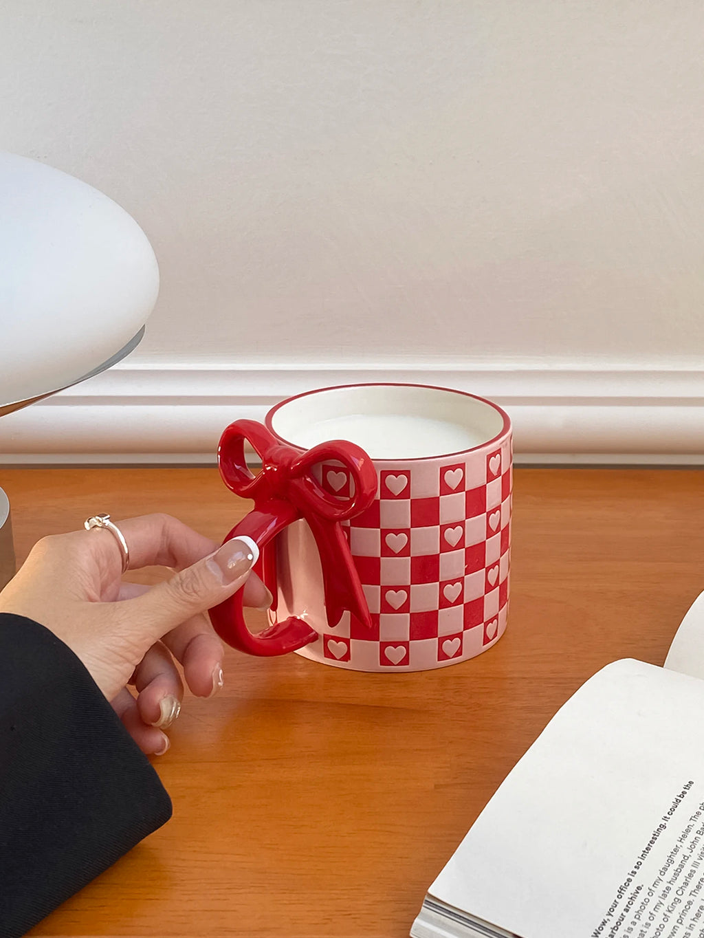 1Pc Ceramic Mug with Bowknot Handle and Heart Design, Creative Bowknot Handle Design with Checkerboard Pattern, Suitable for Home Decoration, Daily Household Use, Breakfast Milk, Afternoon Tea Coffee, Latte Art Cup for Coffee