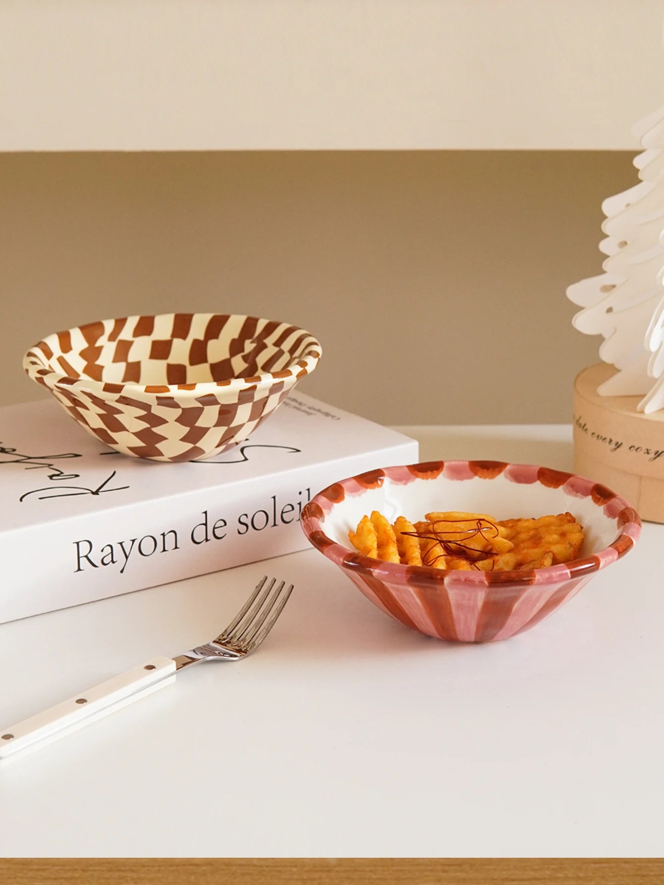 1Pc Rose Striped Ceramic Bowl, Creative Design Hand-Painted Checkerboard Ceramic Dessert Bowl, Exquisite and Aesthetically Pleasing, Suitable for Daily Household Tableware, Ice Cream Bowls for Restaurants and Cafes, Afternoon