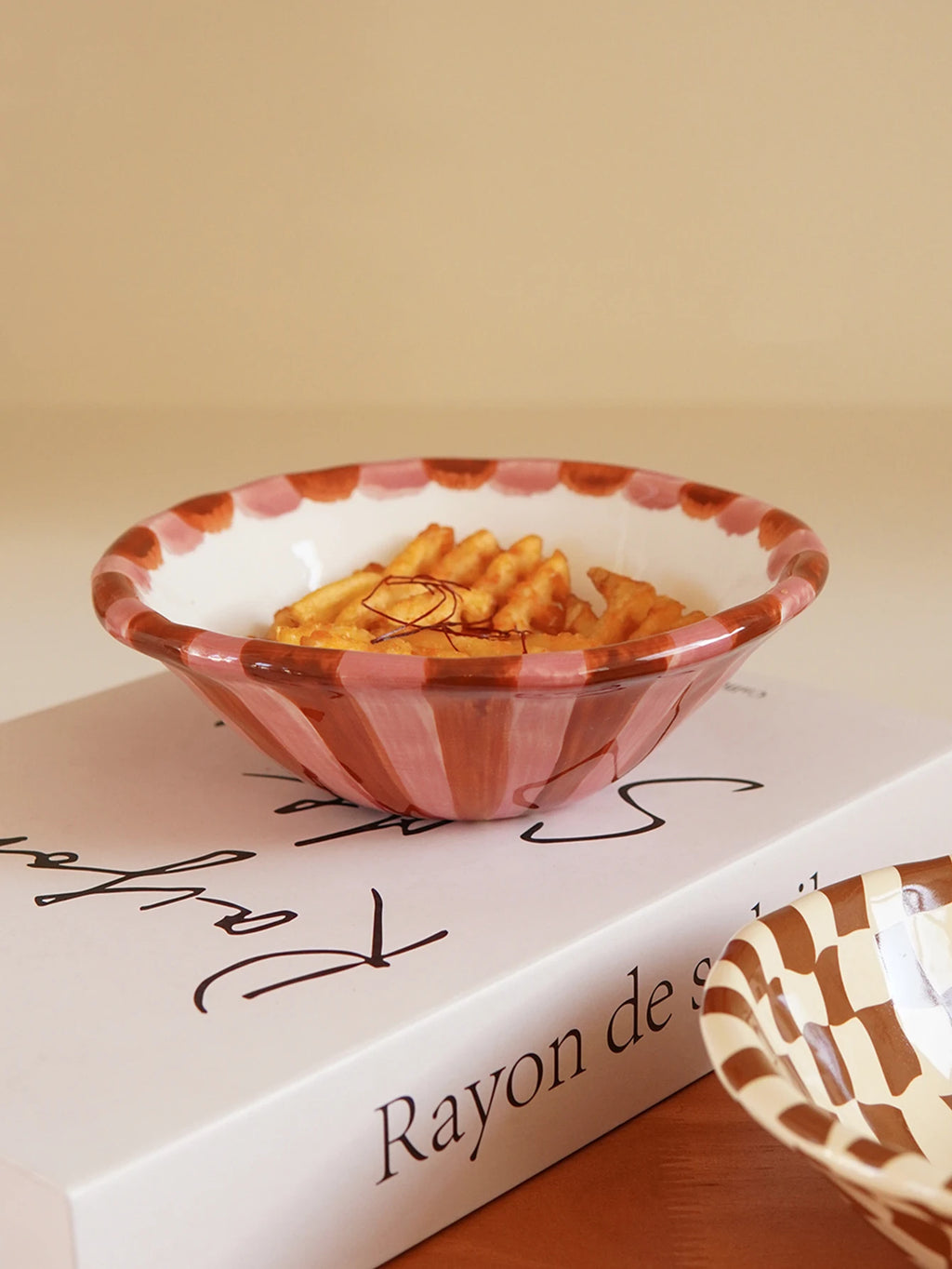 1Pc Rose Striped Ceramic Bowl, Creative Design Hand-Painted Checkerboard Ceramic Dessert Bowl, Exquisite and Aesthetically Pleasing, Suitable for Daily Household Tableware, Ice Cream Bowls for Restaurants and Cafes, Afternoon