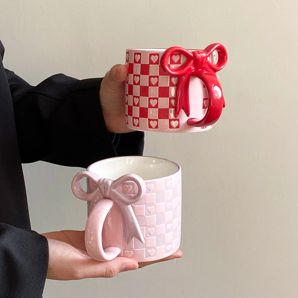 1Pc Ceramic Mug with Bowknot Handle and Heart Design, Creative Bowknot Handle Design with Checkerboard Pattern, Suitable for Home Decoration, Daily Household Use, Breakfast Milk, Afternoon Tea Coffee, Latte Art Cup for Coffee