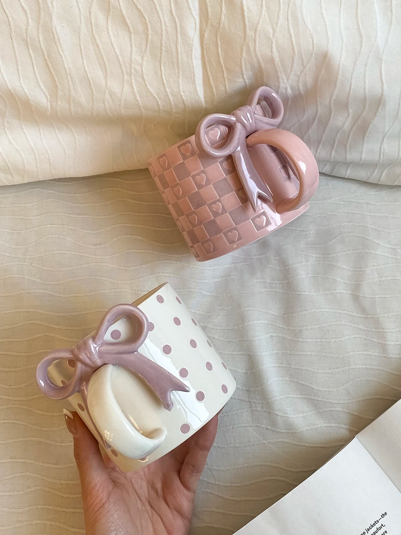 1Pc Ceramic Mug with Bowknot Handle and Heart Design, Creative Bowknot Handle Design with Checkerboard Pattern, Suitable for Home Decoration, Daily Household Use, Breakfast Milk, Afternoon Tea Coffee, Latte Art Cup for Coffee