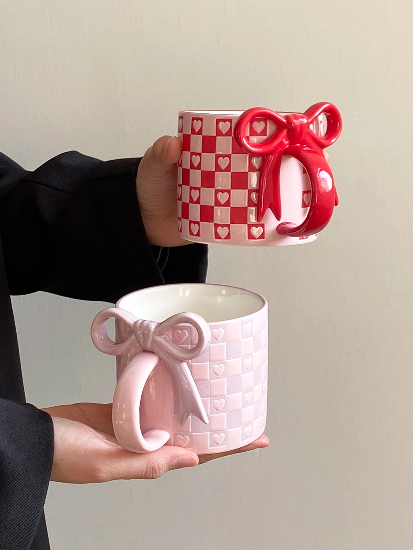 1Pc Ceramic Mug with Bowknot Handle and Heart Design, Creative Bowknot Handle Design with Checkerboard Pattern, Suitable for Home Decoration, Daily Household Use, Breakfast Milk, Afternoon Tea Coffee, Latte Art Cup for Coffee