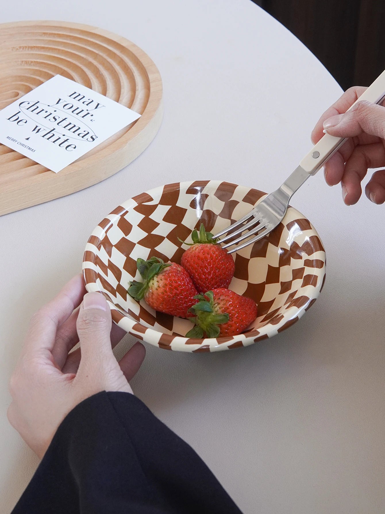 1Pc Rose Striped Ceramic Bowl, Creative Design Hand-Painted Checkerboard Ceramic Dessert Bowl, Exquisite and Aesthetically Pleasing, Suitable for Daily Household Tableware, Ice Cream Bowls for Restaurants and Cafes, Afternoon