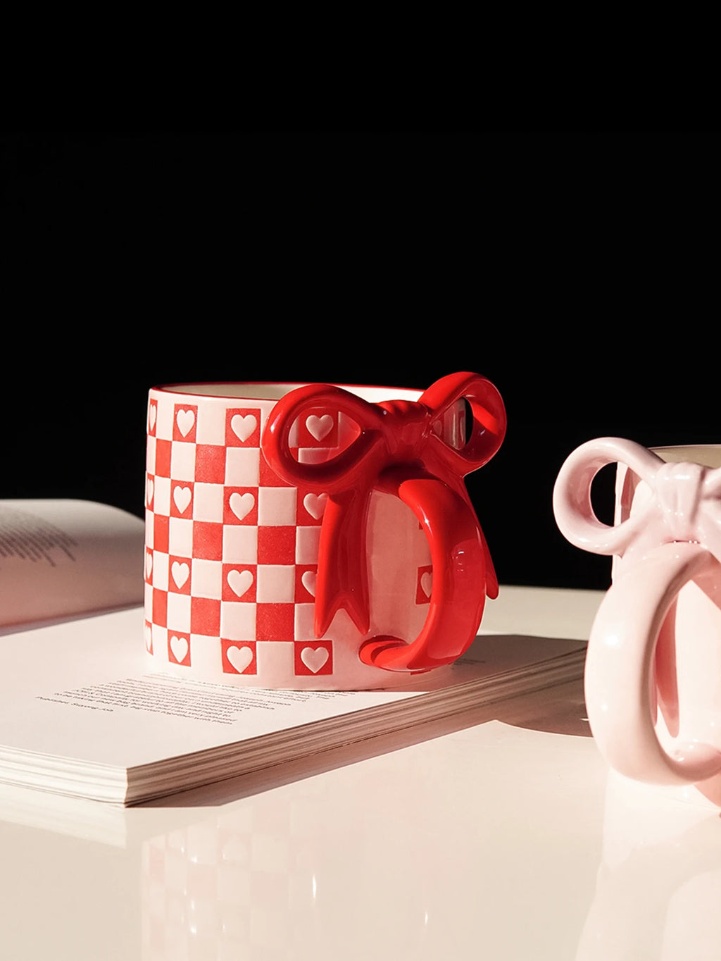 1Pc Ceramic Mug with Bowknot Handle and Heart Design, Creative Bowknot Handle Design with Checkerboard Pattern, Suitable for Home Decoration, Daily Household Use, Breakfast Milk, Afternoon Tea Coffee, Latte Art Cup for Coffee