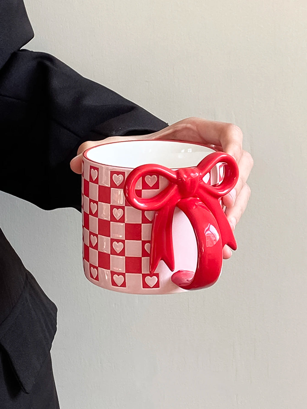 1Pc Ceramic Mug with Bowknot Handle and Heart Design, Creative Bowknot Handle Design with Checkerboard Pattern, Suitable for Home Decoration, Daily Household Use, Breakfast Milk, Afternoon Tea Coffee, Latte Art Cup for Coffee